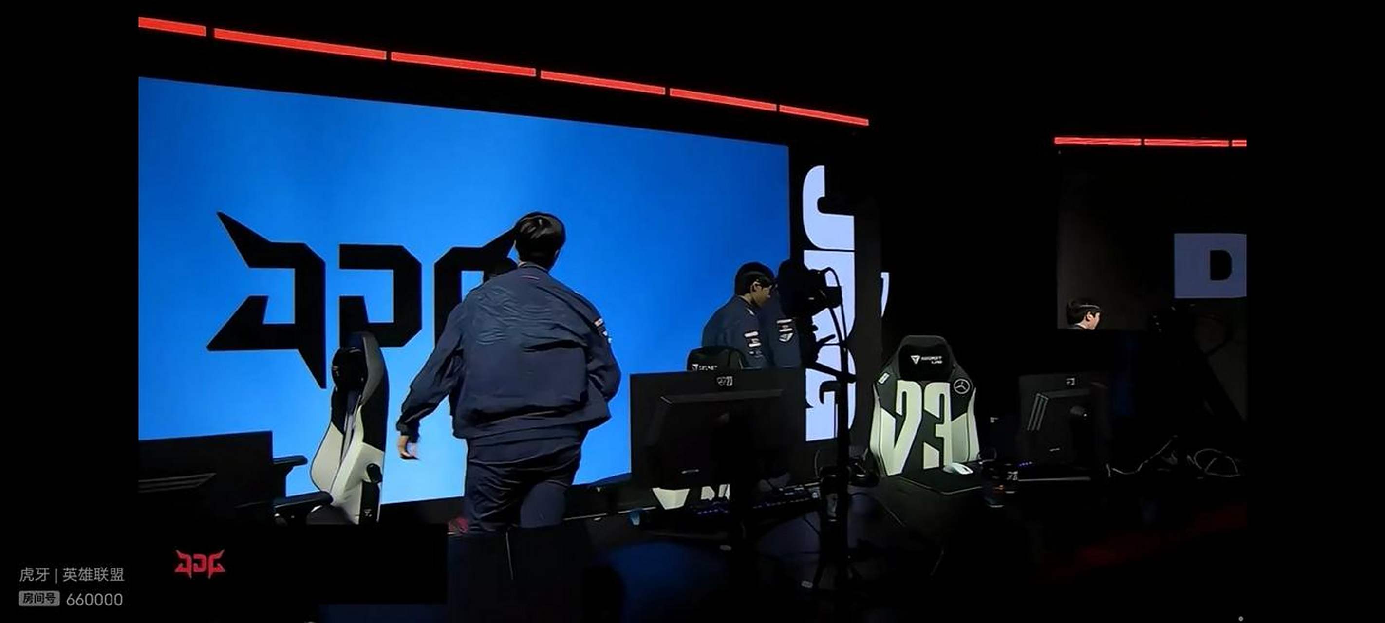 包含MAD横扫KT，Ruler操刀奇招英雄翻盘激烈交锋八强赛，锁定晋级资格的词条